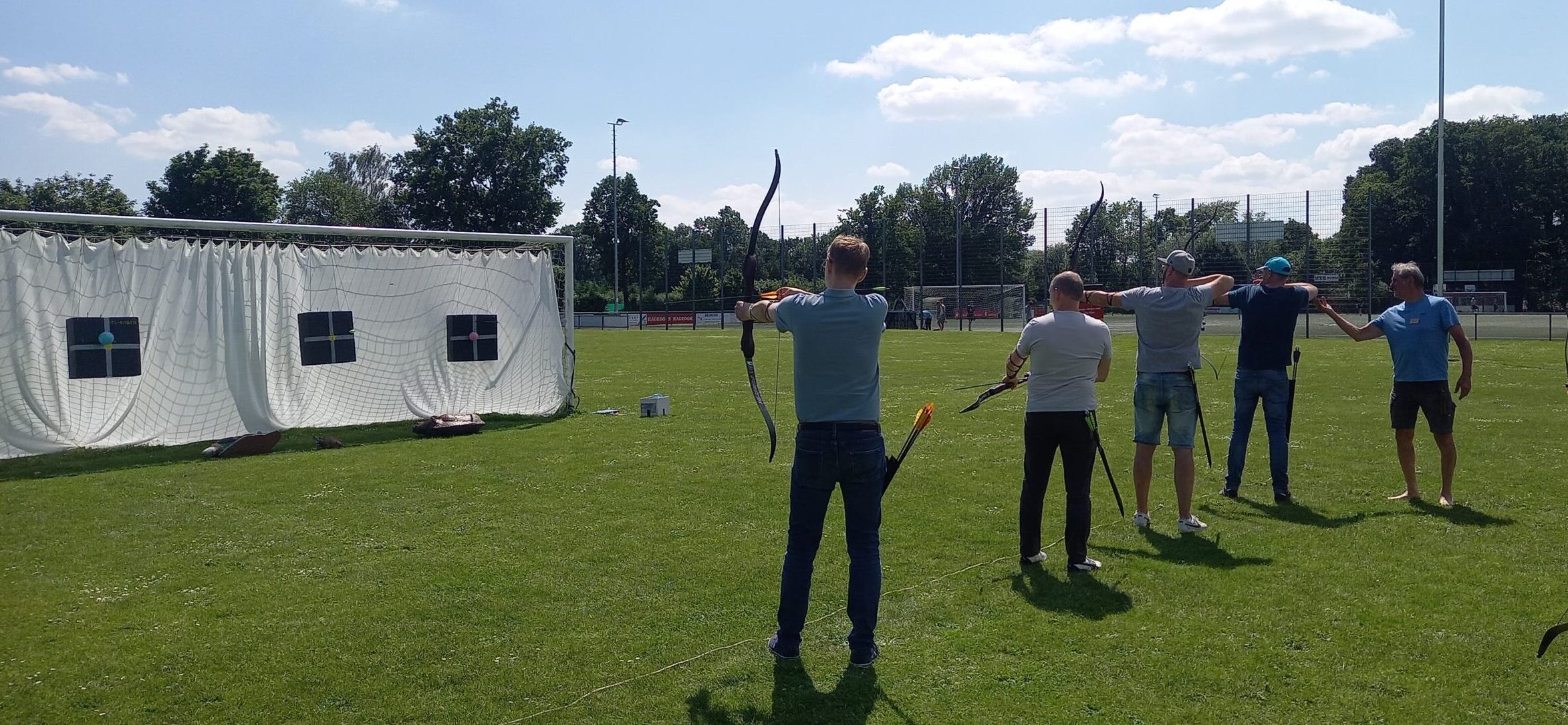 Väter beim Bogenschießen