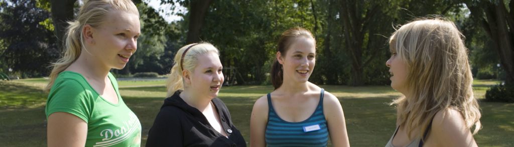 Gruppe von Mädchen im Park