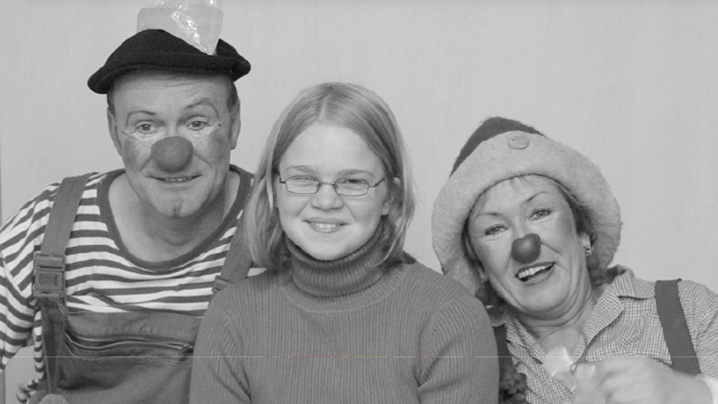 Schwarz weiß Bild eines Fotoshootings mit einem Mädchen und zwei Clowns