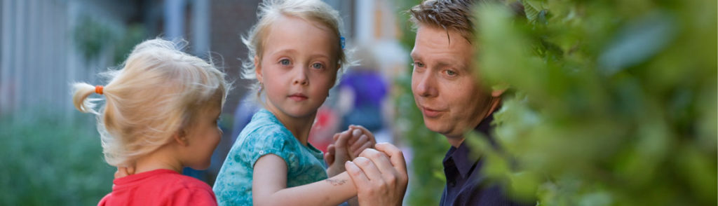 Zwei junge Mädchen bei einem Fest
