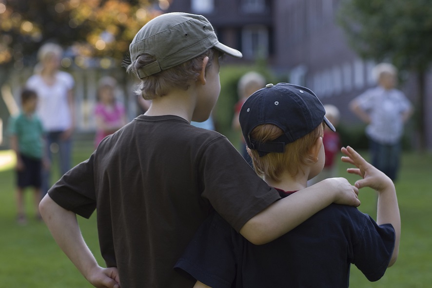 Zwei Jungen mit Cappy von hinten bei einem Fest