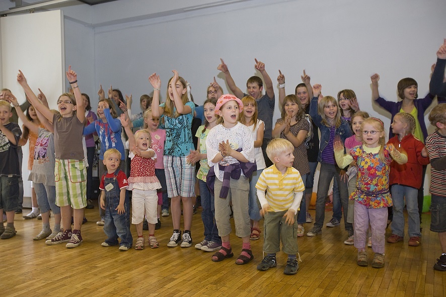 Kindergruppe beim singen