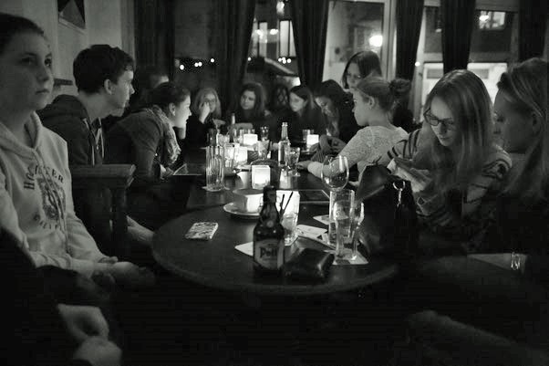 Menschen sitzen in einem Restaurant